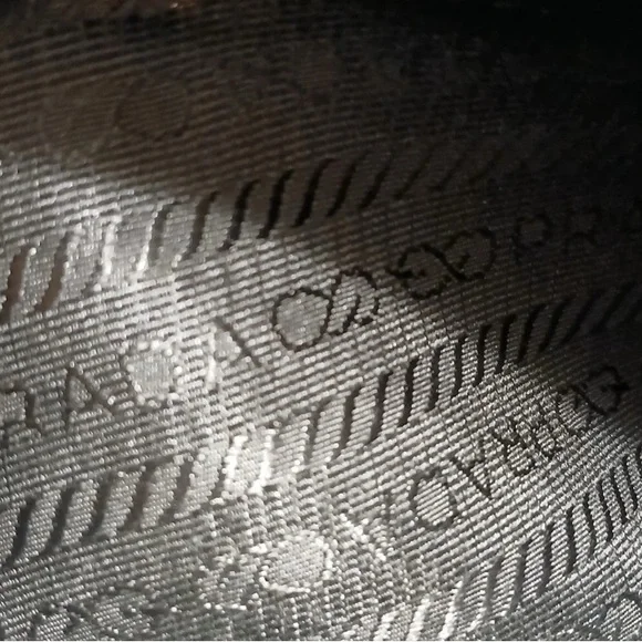 Prada Black Shoulder Bag with Silver Hardware Vitello Daino side pockets - Picture 7 of 8